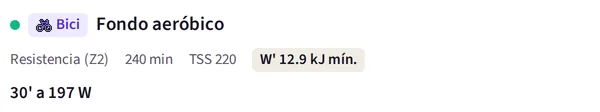 Una sesión del plan en la app: fondo aeróbico en bici, resistencia (Z2), 240 minutos, TSS 220, W' mínimo de 12,9 kJ, y el bloque de 30 minutos a 197 W.